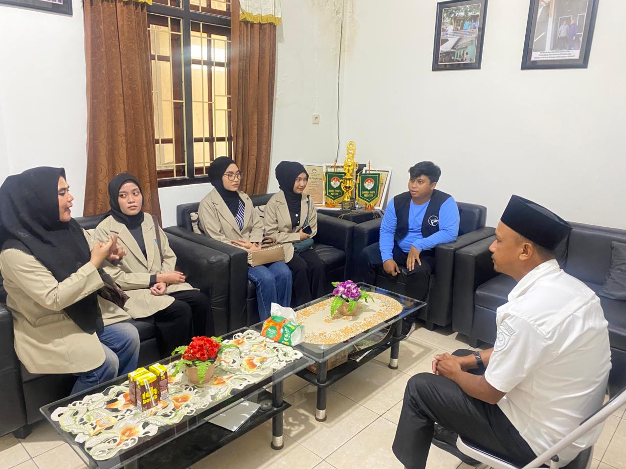 Kepala Bidang Rehabilitasi Sosial menerima tamu dari DPD gerakan malut perihal surat audiensi